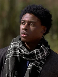 Écharpe noire à motif tartan en laine vierge