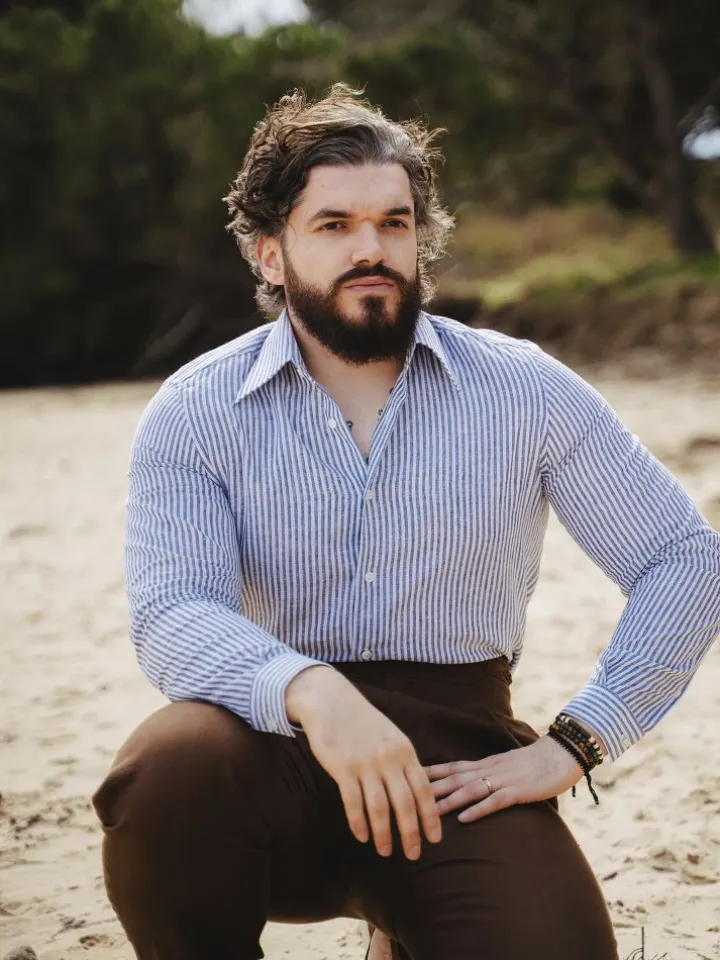 Chemise col français en lin et coton à rayures bleu marine