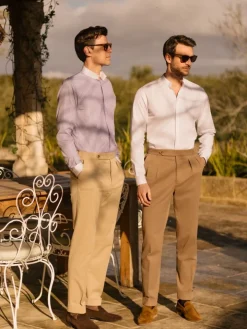 Chemise col inversé infroissable bleu ciel à rayures bordeaux