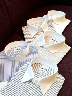 Chemise col inversé infroissable bleu ciel à rayures bordeaux