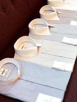 Chemise col inversé infroissable bleu ciel à rayures bordeaux