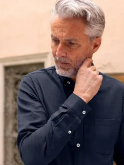 Chemise en gaze de coton bleu marine col américain
