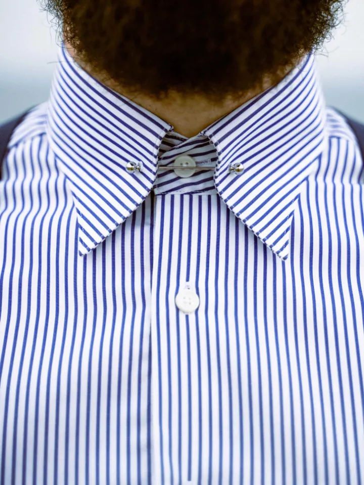 Chemise infroissable col épingle à rayures bleu marine