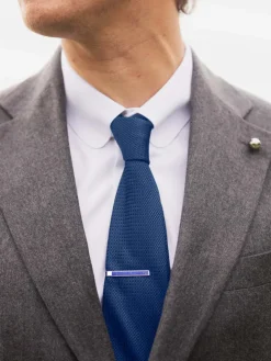 Cravate à petits motifs carrés bleus