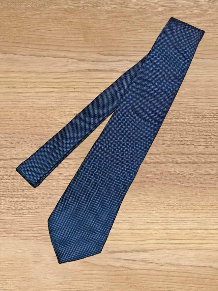 Cravate à petits motifs carrés bleus