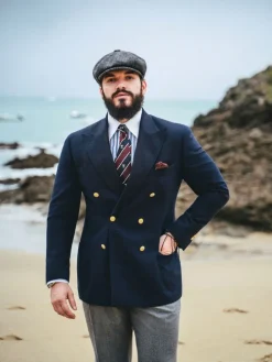 Cravate club en soie bleu marine et bordeaux à motifs