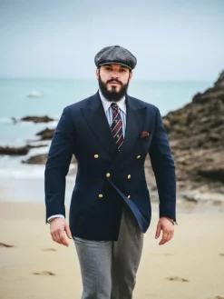 Cravate club en soie bleu marine et bordeaux à motifs