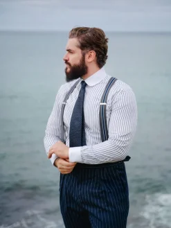 Cravate en soie bleu marine à pois
