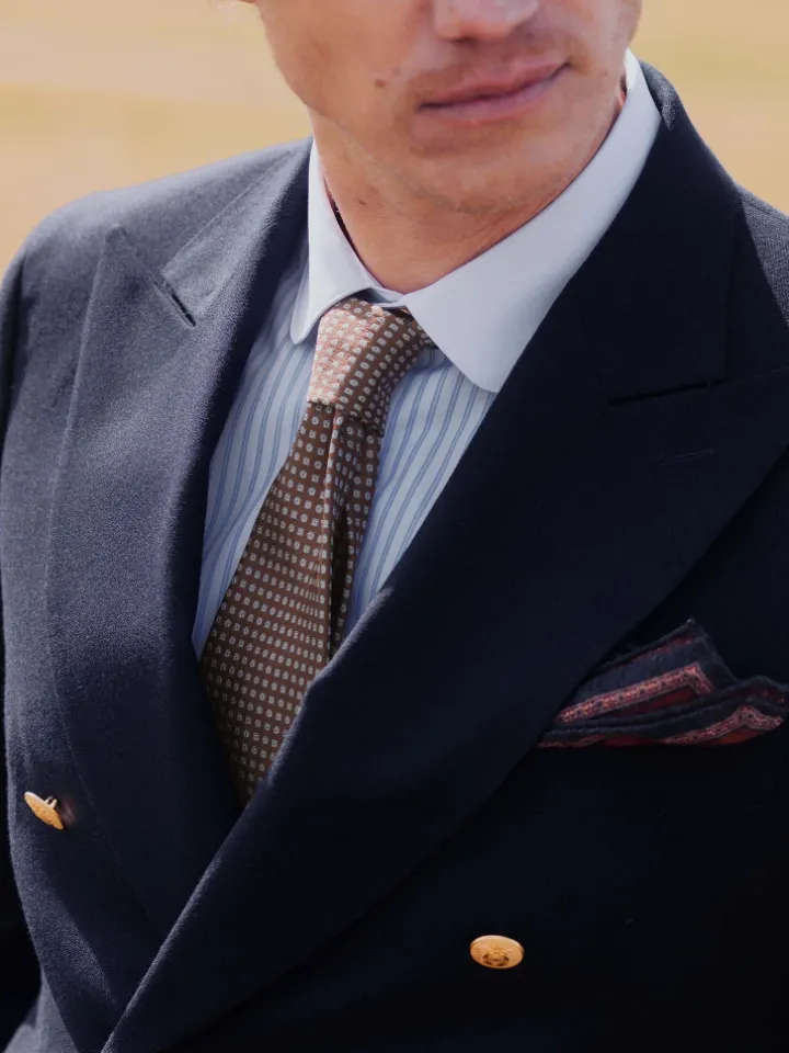 Cravate marron à motifs géométriques bleus