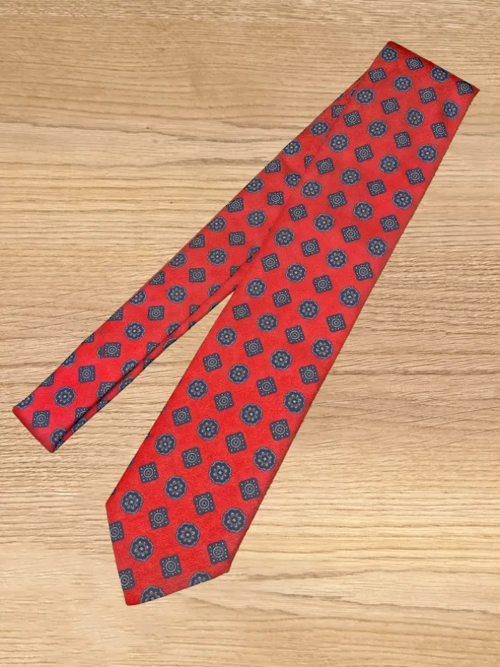 Cravate rouge motif rosace