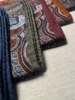 Pochette de costume à motif cachemire en laine réversible bleue et grise