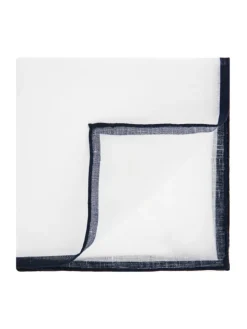 Pochette de costume en lin blanc avec ourlet bleu marine