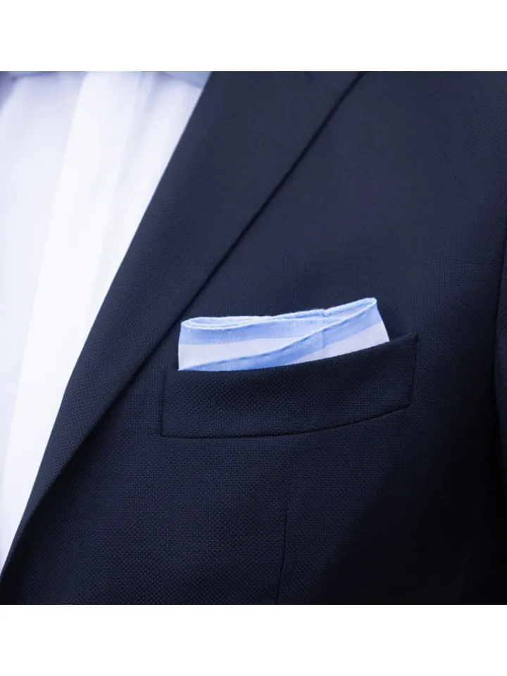 Pochette de costume en lin blanc avec ourlet bleu ciel