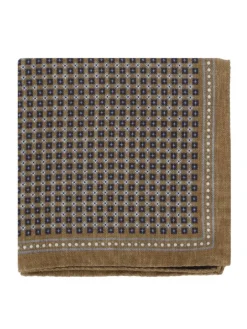 Pochette de costume en soie noisette à motifs carrés bleu