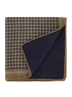 Pochette de costume en soie noisette à motifs carrés bleu